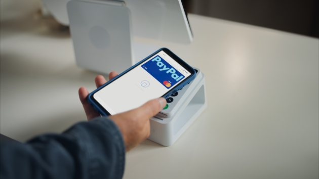 Mit PayPal an der Ladenkasse zahlen - An der Ladentheke mit PayPal bezahlen - Quelle: Paypal